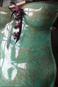 Sculpture en verre corset Vert detail en Hauts-de-seine