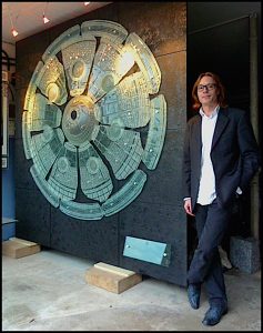 2 metre disque en verre moulé avec Robert Keillor en Hauts-de-Seine