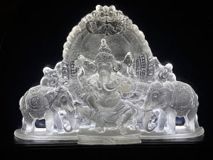 Sculpture de ganesh en fonte de verre clair en Hauts-de-Seine