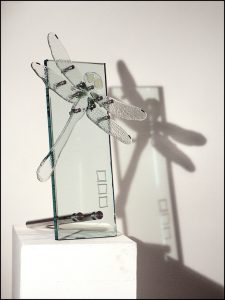 Petite sculpture d'une libellule en verre clair en Hauts-de-Seine