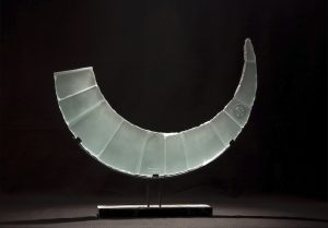 ARTifact Crescent sculpture en verre en Hauts-de-Seine