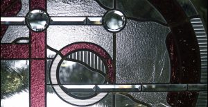 Detail d'un vitrail géométrique violet en Hauts-de-Seine