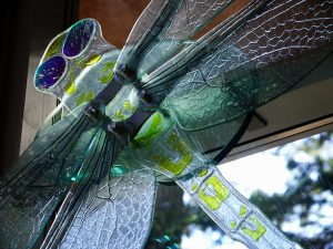 Detail d'une Libellule en verre moulé en Hauts-de-Seine