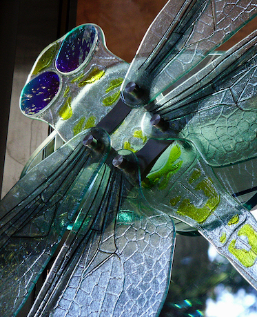 Detail d'une Libellule en verre moulé en Hauts-de-Seine