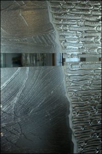 Detail d'une porte coulissant en verre moulé en Hauts-de-Seine