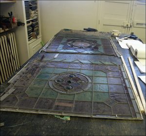 Detail d'un restauration d'un vitrail d'une église en Hauts-de-Seine