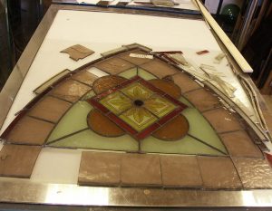 Detail d'un restauration d'un vitrail ancien en Hauts-de-Seine