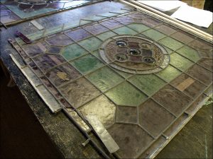 Detail d'un restauration d'un vitrail d'une église en Hauts-de-Seine