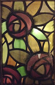 Avant un restauration d'un vitrail des fleurs en Hauts-de-Seine