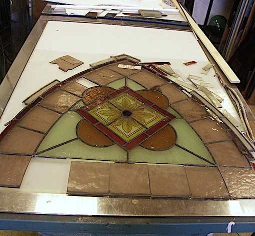 Detail d'un restauration d'un vitrail ancien en Hauts-de-Seine