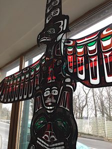 Totem sculpture en vitrail en Hauts-de-Seine