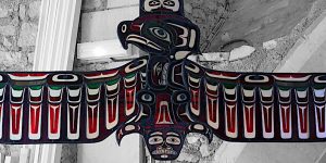 Totem sculpture en vitrail en Hauts-de-Seine