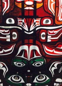 Totem sculpture en vitrail en Hauts-de-Seine