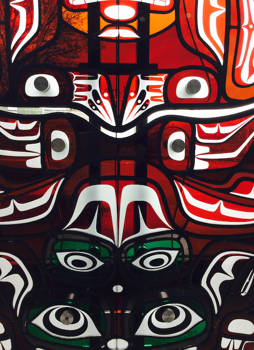 Totem sculpture en vitrail en Hauts-de-Seine