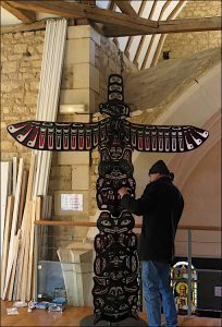 Totem sculpture en vitrail en Hauts-de-Seine