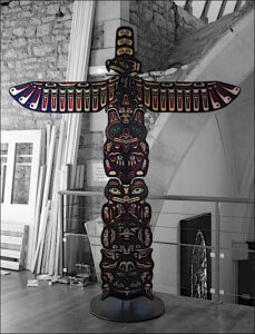 Totem sculpture en vitrail en Hauts-de-Seine
